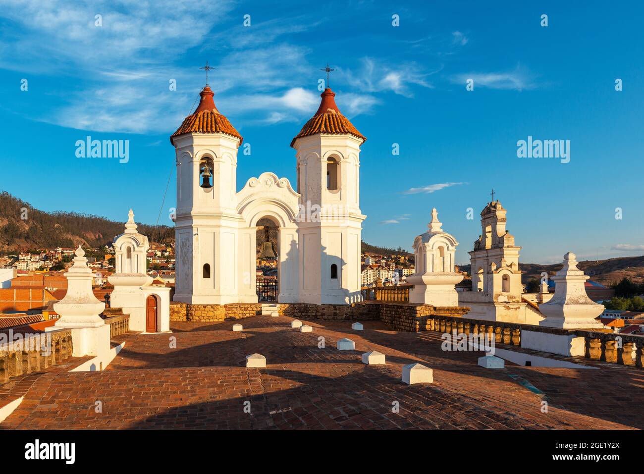 Coucher de soleil de la ville de sucre du monastère de l'église San Felipe Neri avec tours d'horloge, département de sucre, Bolivie. Banque D'Images