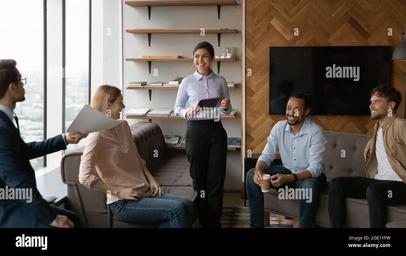 Des collègues d'affaires joyeux et prospères se sont réunis dans une salle de bureau Banque D'Images