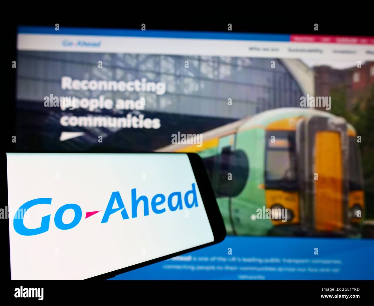 Téléphone mobile avec logo de la société britannique de transport The Go-Ahead Group plc sur écran devant le site Web de l'entreprise. Mise au point à gauche de l'écran du téléphone. Banque D'Images