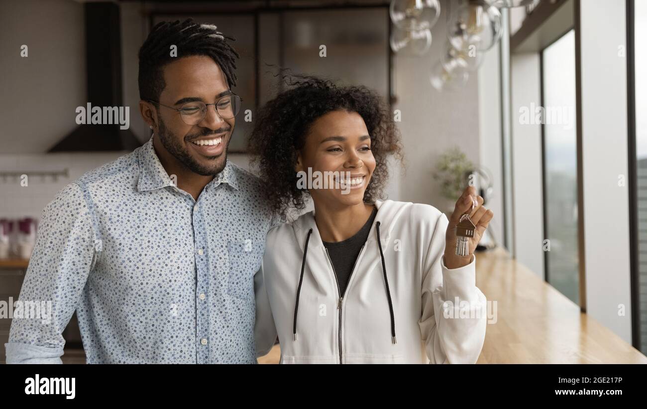 Un couple africain heureux tenant des clés de sa nouvelle maison Banque D'Images