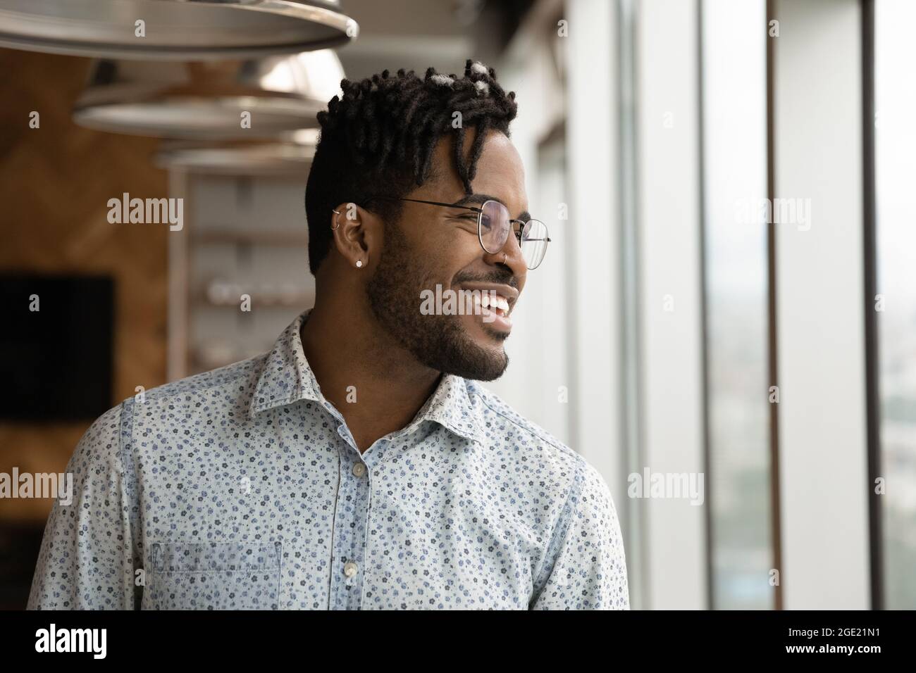 Portrait de l'homme africain réussi entrepreneur pose dans le bureau moderne Banque D'Images