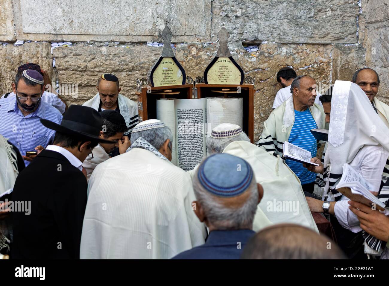 Un groupe de juifs religieux priant avec un rouleau de Torah au mur des lamentations commémorant Tisha B'AV - un jour rapide annuel dans le judaïsme. Banque D'Images