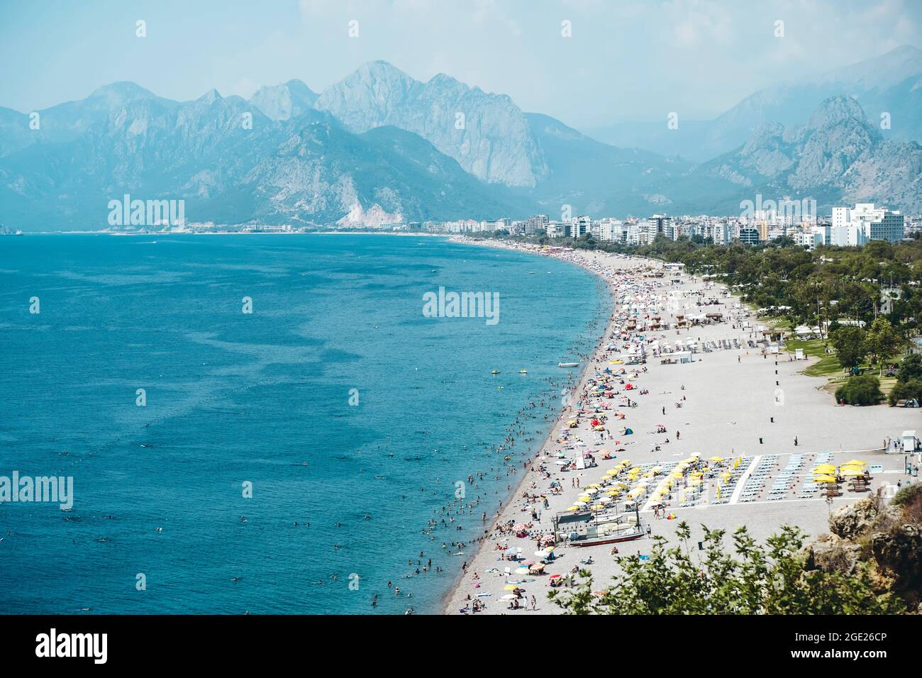 Plage de Konyaalti à Antalya, Turquie. Longue plage turque sur la mer Méditerranée par beau temps d'été. Reste de touristes à la station balnéaire. Photo de haute qualité Banque D'Images