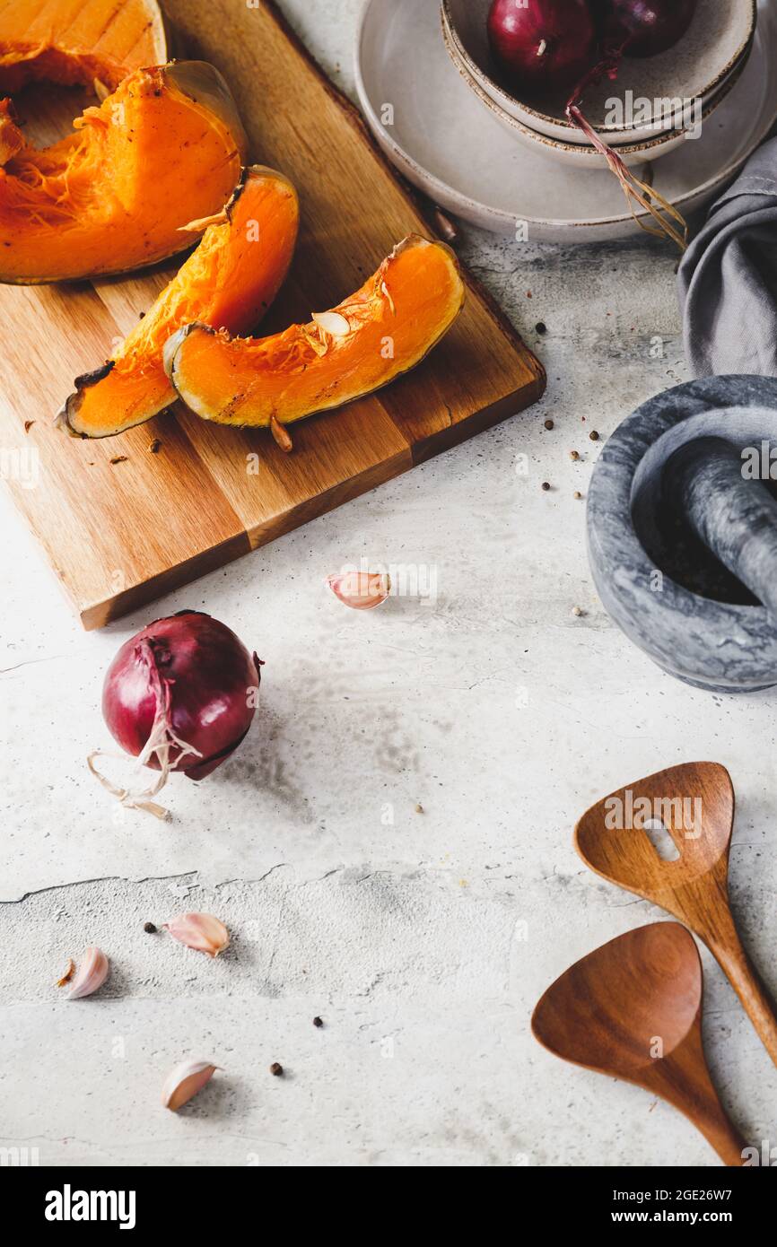 Vue de dessus des tranches de citrouille rôties sur une planche en bois. Concept de cuisine, en automne. Banque D'Images