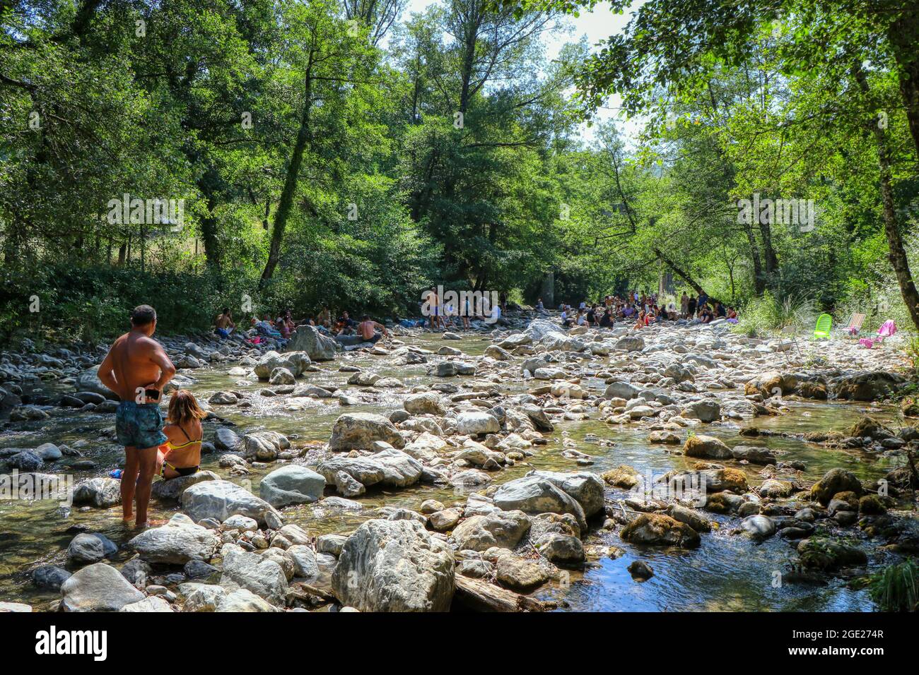 Les gens se détendent un jour d'été au Torrent Peschiera dans les bois Magnano à Chiaromonte, Potenza, Basilicate, Italie Banque D'Images