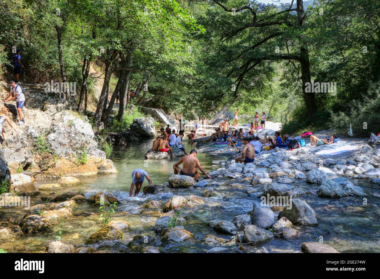 Les gens se détendent un jour d'été au Torrent Peschiera dans les bois Magnano à Chiaromonte, Potenza, Basilicate, Italie Banque D'Images