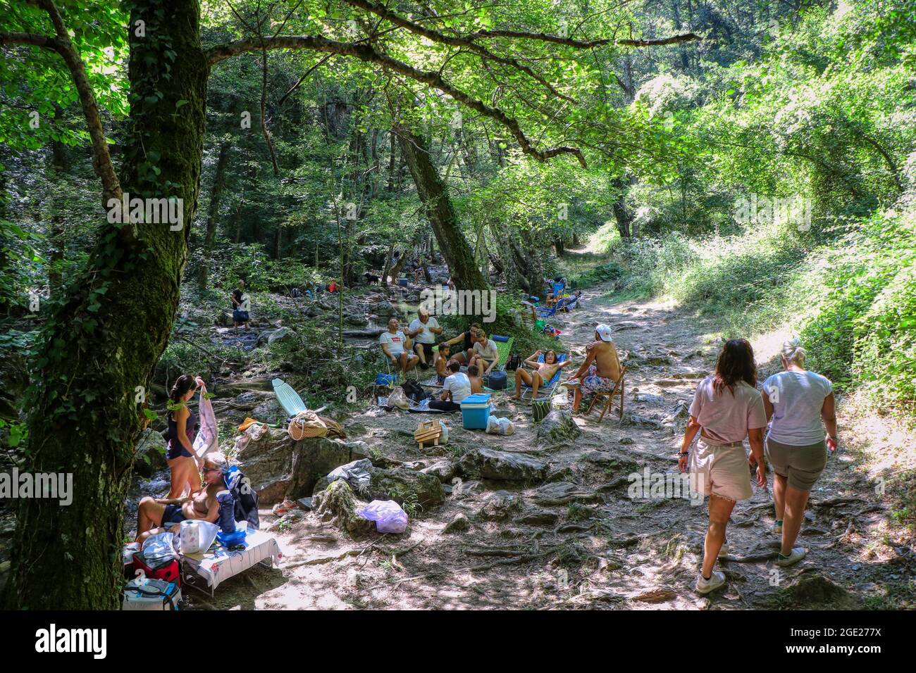 Les gens se détendent un jour d'été au Torrent Peschiera dans les bois Magnano à Chiaromonte, Potenza, Basilicate, Italie Banque D'Images