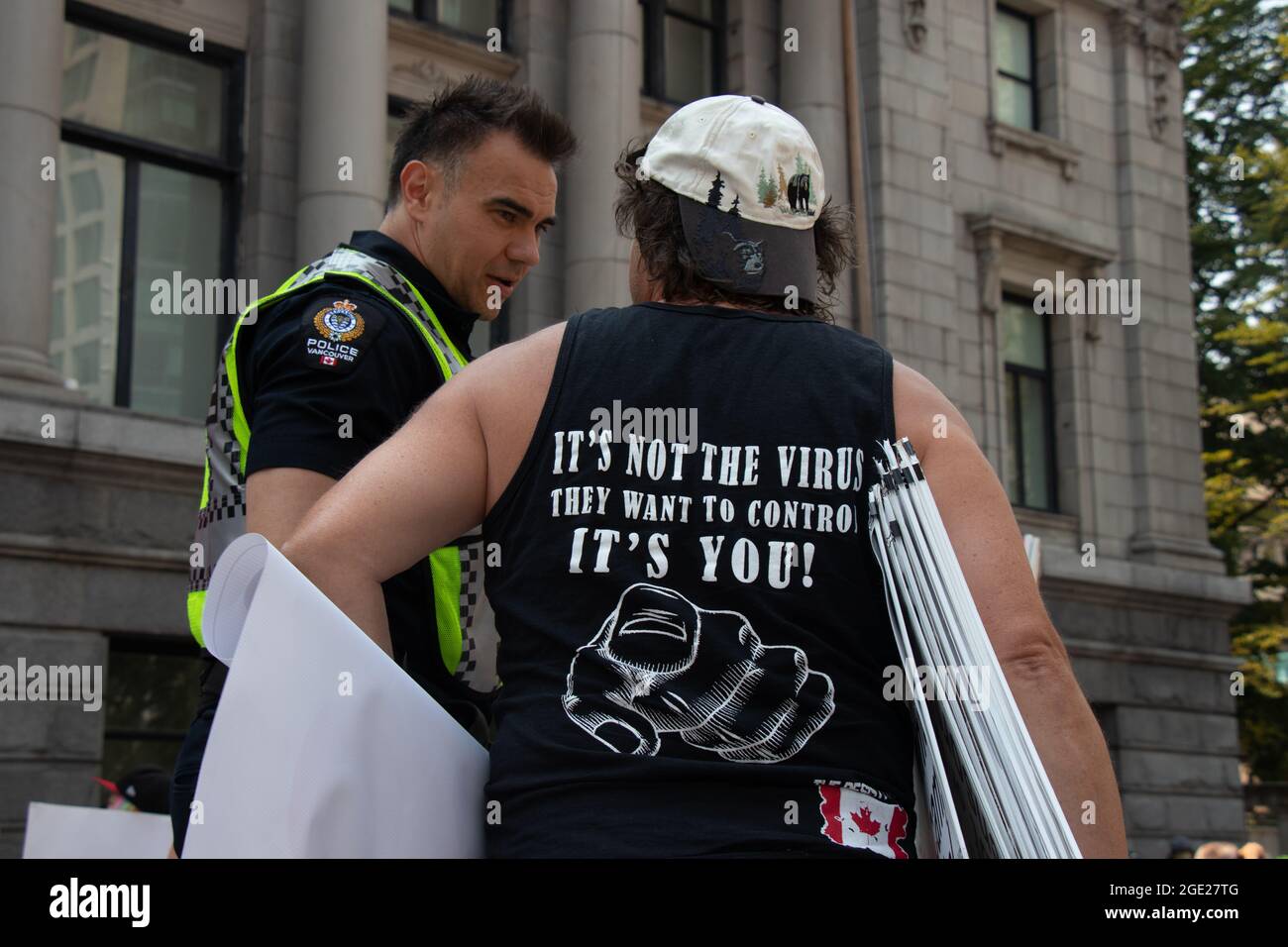 Vancouver, Canada - 14 août 2021:UN homme porte un T-shirt avec un signe ce n'est pas le virus qu'il veut contrôler, c'est vous devant Vancouver Art Banque D'Images