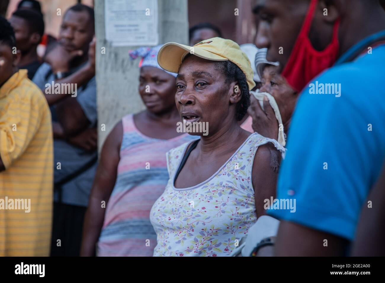 Les Cayes, Haïti. 15 août 2021. Une femme réagit après un tremblement de terre, aux Cayes, en Haïti, le 15 août 2021. Le nombre de morts du tremblement de terre de magnitude 7.2 qui a frappé Haïti samedi s'est élevé à 1,297, a rapporté dimanche l'agence de protection civile du pays. Crédit: Richard Pierrin/Xinhua/Alay Live News Banque D'Images