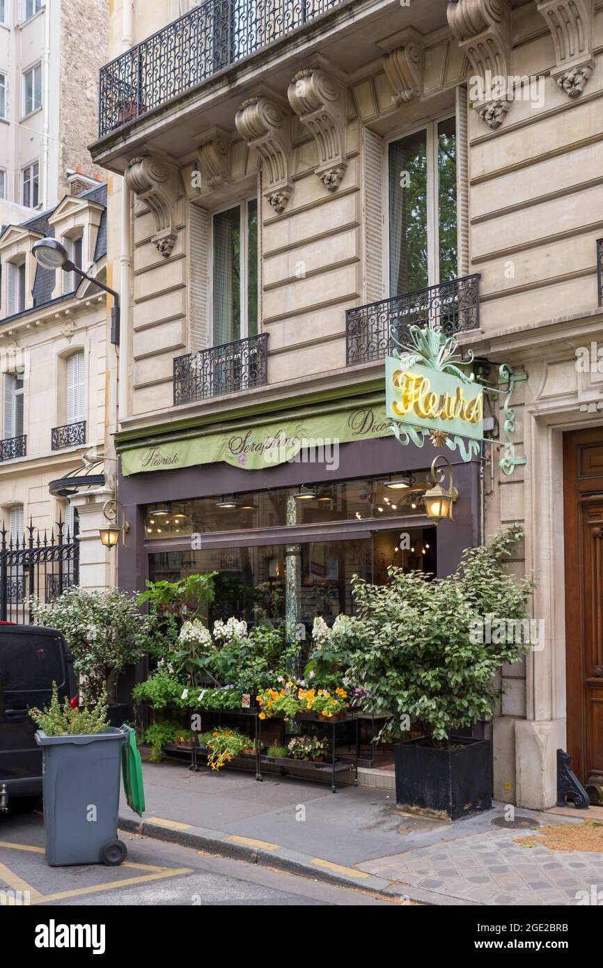 PARIS, FRANCE - 30 juillet 2021 : un fleuriste séraphine dans un ancien bâtiment de Paris, France Banque D'Images