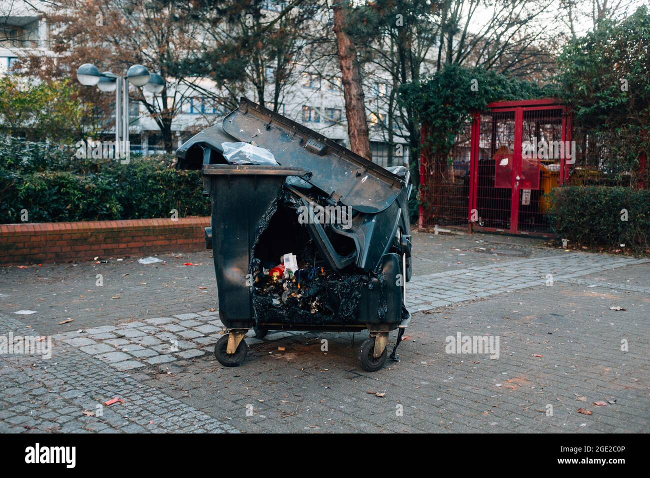 Conteneur de déchets cassé dans un parc Photo Stock - Alamy