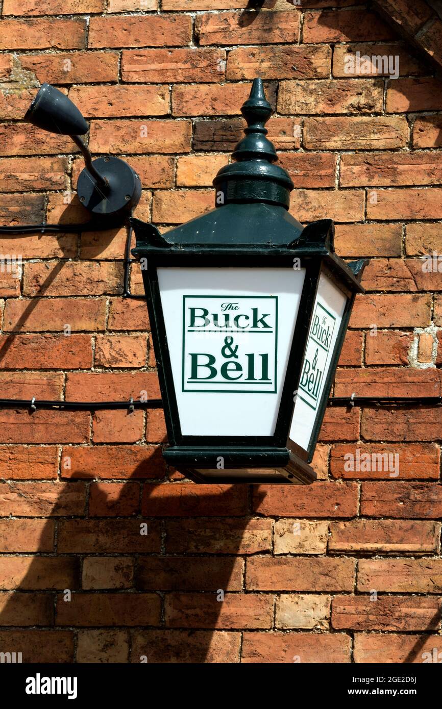 Une vieille lampe sur le Buck and Bell pub, long Itchington, Warwickshire, Angleterre, Royaume-Uni Banque D'Images