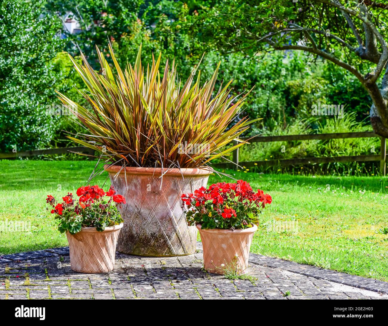 Un coin paisible d'un jardin de campagne anglais. Banque D'Images