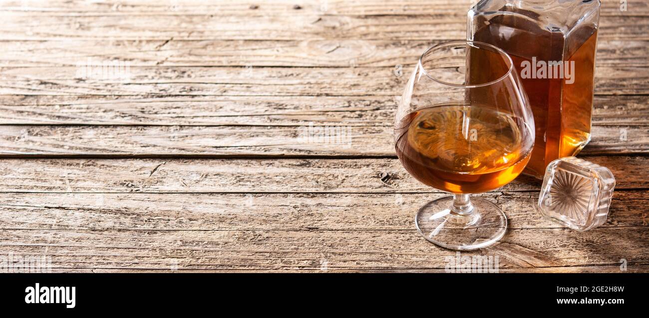 Boisson au Cognac ou au whisky sur une table rustique en bois Banque D'Images