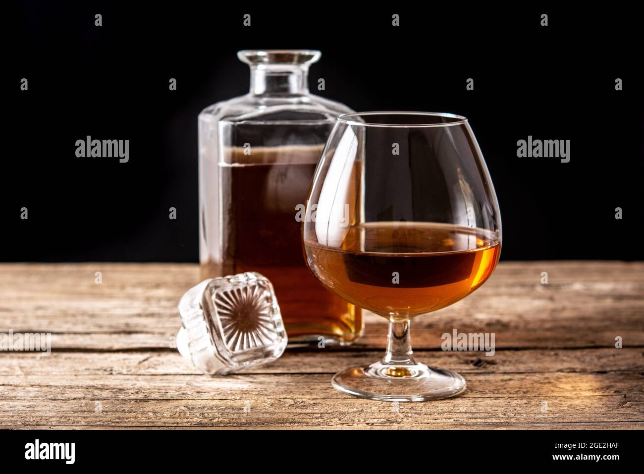 Boisson au Cognac ou au whisky sur une table rustique en bois Banque D'Images