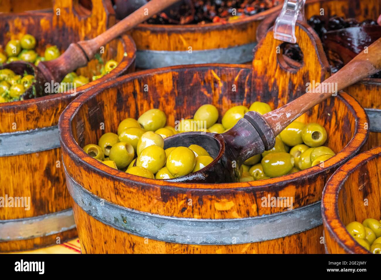 Assortiment d'olives marinées exposées au marché de Broadway, un marché de rue à Hackney, dans l'est de Londres Banque D'Images