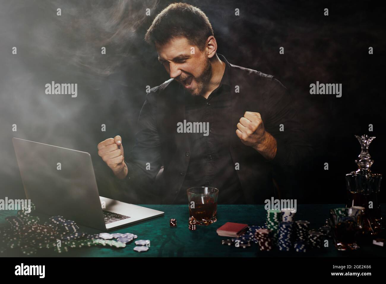 Joueur de casino barbu en ligne homme célébrant la victoire Banque D'Images