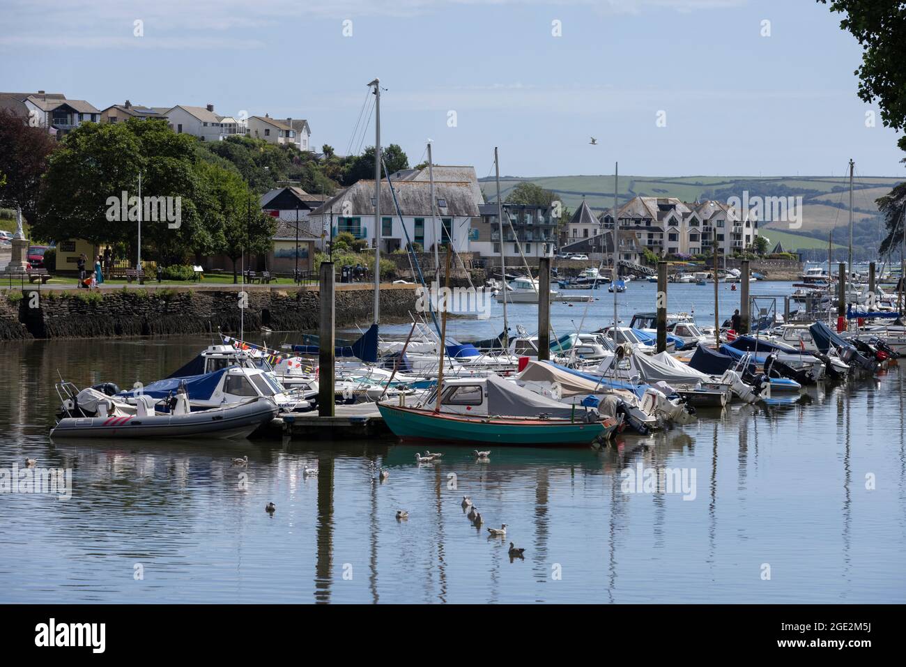 La ville du marché de Kingsbridge, située dans le quartier de South Hams dans le sud du Devon, est située sur des pentes abruptes menant au magnifique estuaire de la rivière Dart, en Angleterre. Banque D'Images