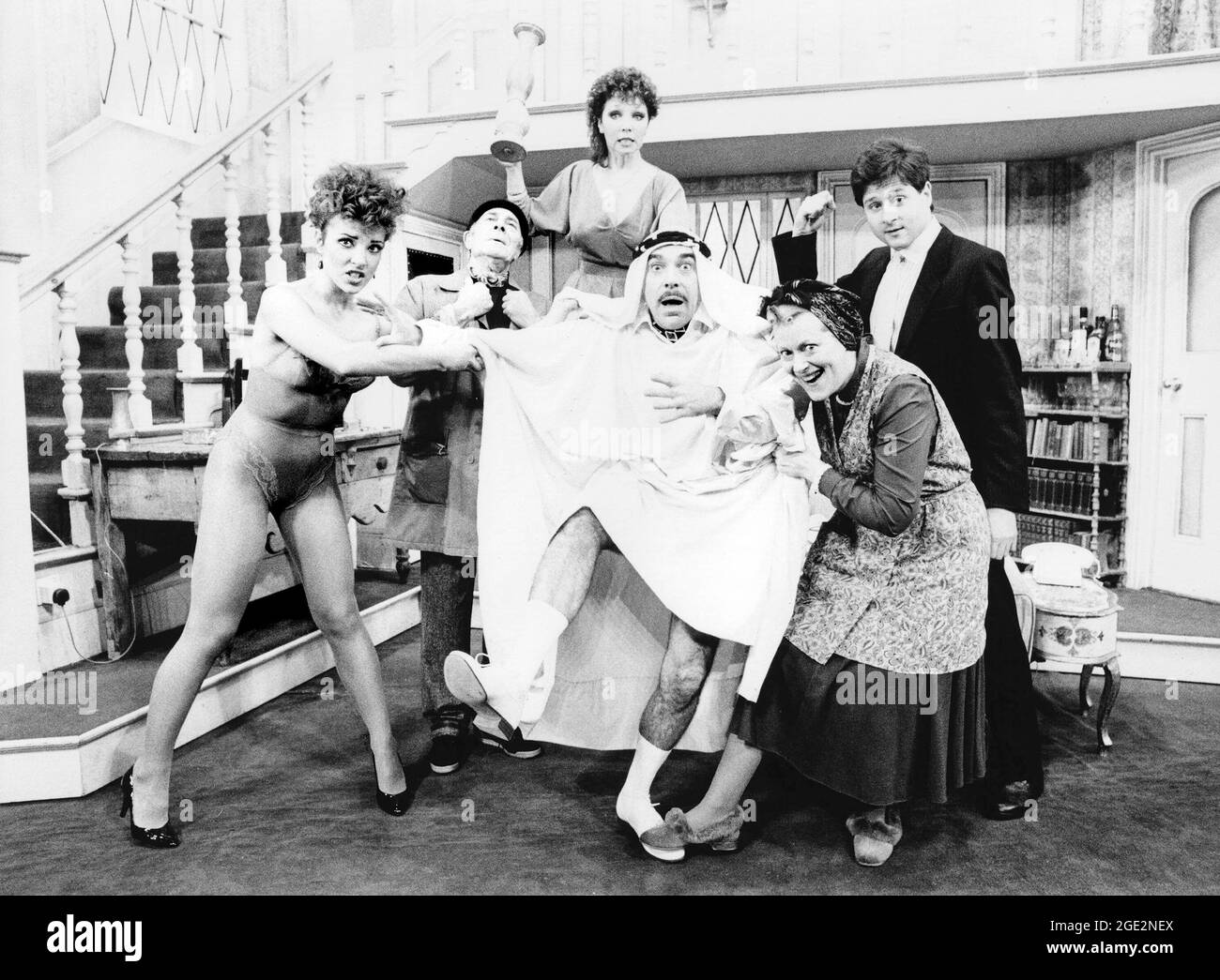 l-r: Lisa Mulidore (Brooke Ashton), Hugh Paddick (Selsdon Mowbray), Dilys Watling (Belinda Blair), Roland Curram (Frederick Fellowes), Josephine Tewson (Dotty Otley), Philip Bird (Garry Lejeune) dans LES BRUITS OFF par Michael Frayn au Savoy Theatre, Londres Michael Weals Wewson (Brenda) 1984 Gadow, directeur de l'éclairage: Michael Blakemore Banque D'Images