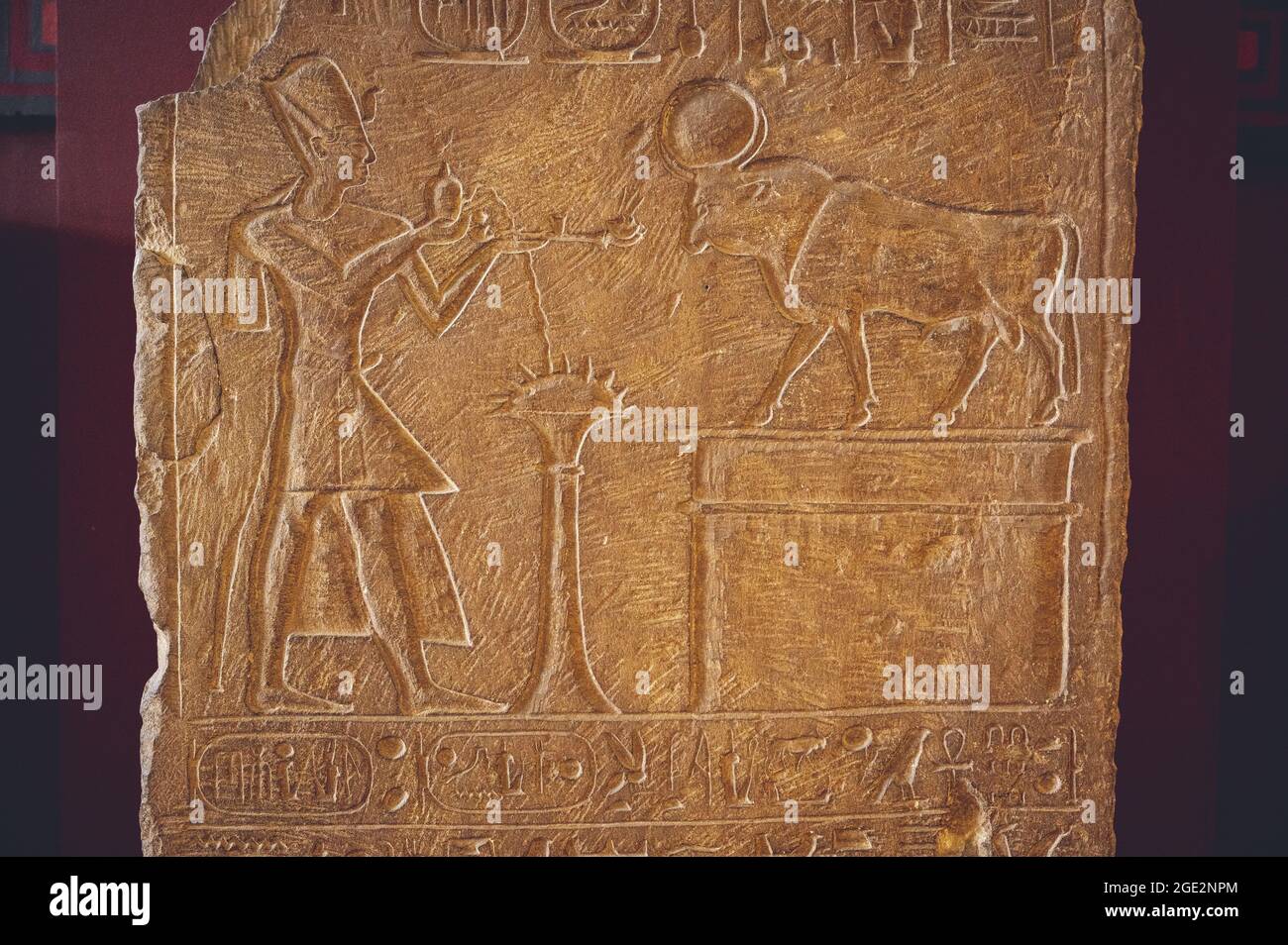 LE CAIRE, EGYPTE - 06 juin 2021 : une ancienne dalle de pierre dans le Musée égyptien du Caire avec un pharaon faisant une offrande à API Banque D'Images