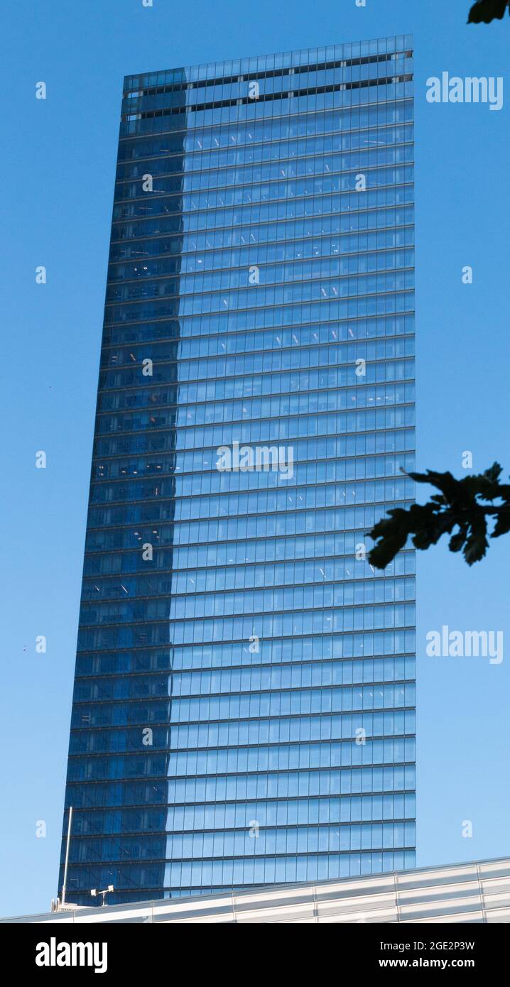 NEW YORK, ÉTATS-UNIS - 14 novembre 2017 : un cliché vertical du bâtiment principal lorsque le ciel est propre dans les rues de New York. Banque D'Images