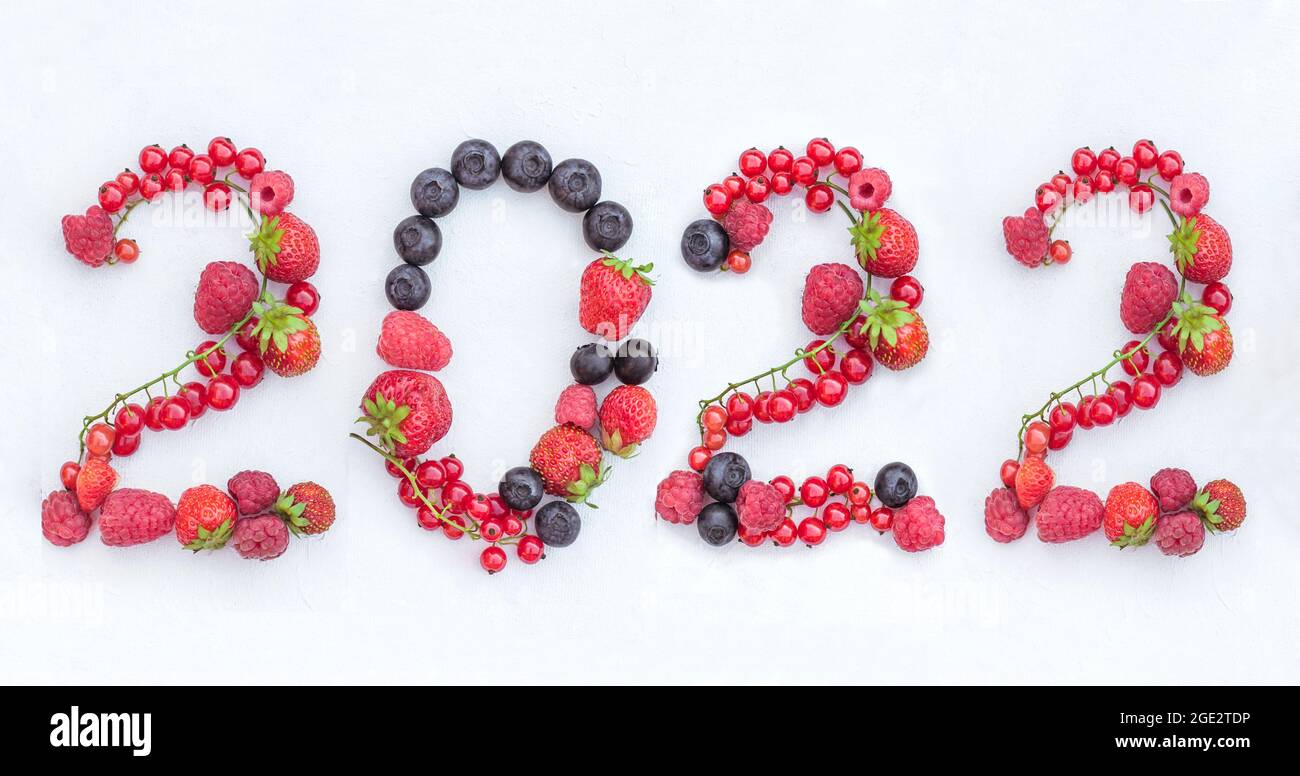 Les figures 2022 sont faites de raisins de Corinthe rouges, de framboises et de fraises et de bleuets noirs. L'événement est Noël et nouvel an, un symbole Banque D'Images