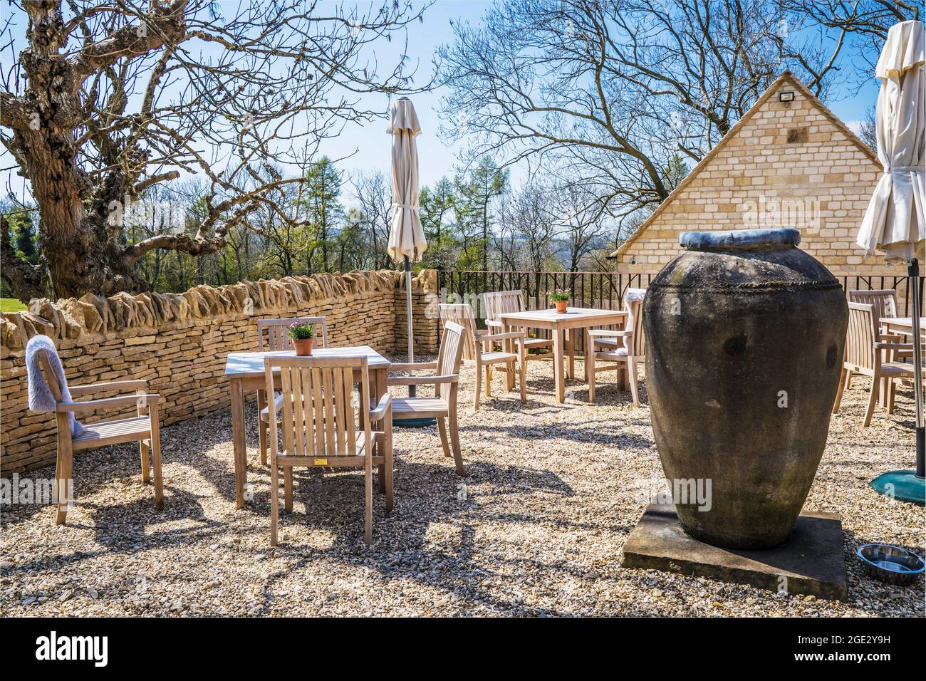 Un café en terrasse près de la ville de Broadway, dans le comté de Cotswold, dans le Worcestershire. Banque D'Images