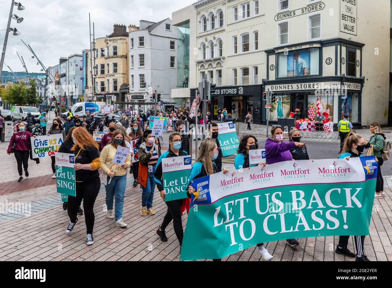 Cork, Irlande. 16 août 2021. Un grand groupe d'environ 150 danseurs, acteurs, musiciens et étudiants se sont rassemblés devant l'Opéra de Cork ce matin pour protester contre l'absence de retour à la feuille de route de leurs leçons après le COVID. Les manifestants ont déploré le fait que les écoles régulières fonctionnent et pourtant les arts du spectacle ont été « laissés pour compte ». Les manifestants ont défilé sur la rue Patrick, la principale rue commerçante, pour diffuser leur message. Crédit : AG News/Alay Live News Banque D'Images