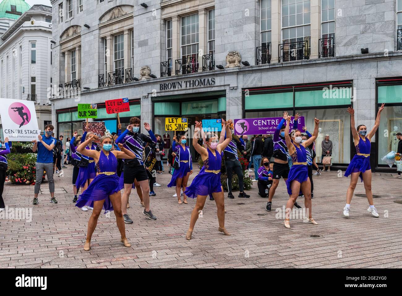 Cork, Irlande. 16 août 2021. Un grand groupe d'environ 150 danseurs, acteurs, musiciens et étudiants se sont rassemblés devant l'Opéra de Cork ce matin pour protester contre l'absence de retour à la feuille de route de leurs leçons après le COVID. Les manifestants ont déploré le fait que les écoles régulières fonctionnent et pourtant les arts du spectacle ont été « laissés pour compte ». Les manifestants ont fait quelques danses impromptues. Crédit : AG News/Alay Live News Banque D'Images