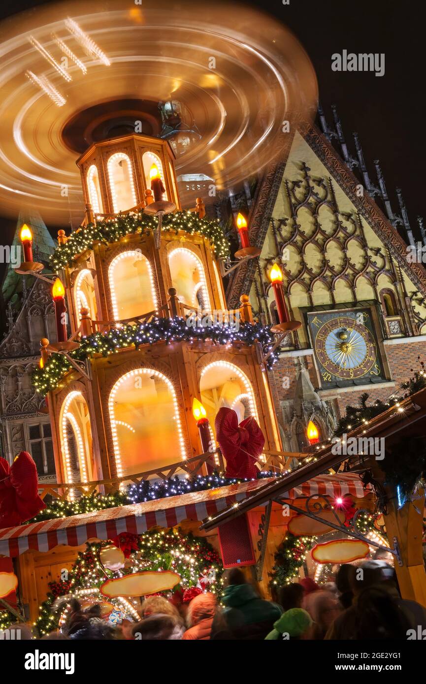 Parc d'expositions illuminé de Noël avec pyramide de Noël avec beaucoup de décorations lumineuses Banque D'Images