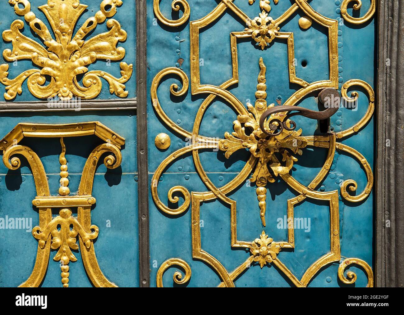 fragment de bleu et doré vieille porte en métal sculpté, entrée de la vieille université Banque D'Images
