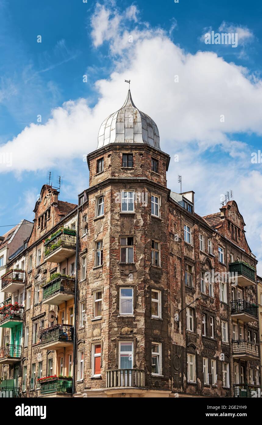 Façade de bâtiment déchirée, vieilles fenêtres. Façade de l'ancien immeuble d'appartements dans la ville européenne Banque D'Images