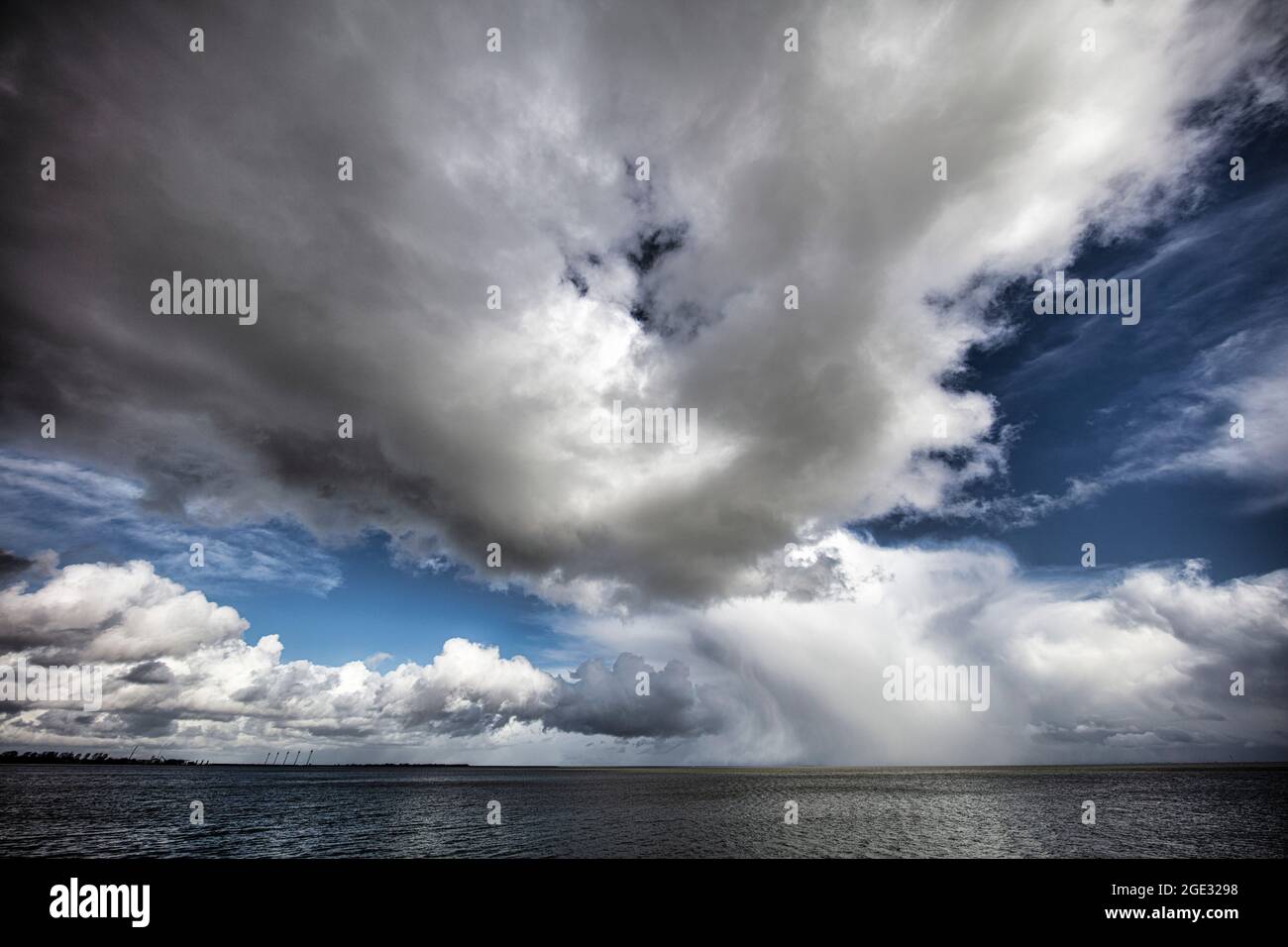 Pays-Bas, Den Oever, nuages. Banque D'Images