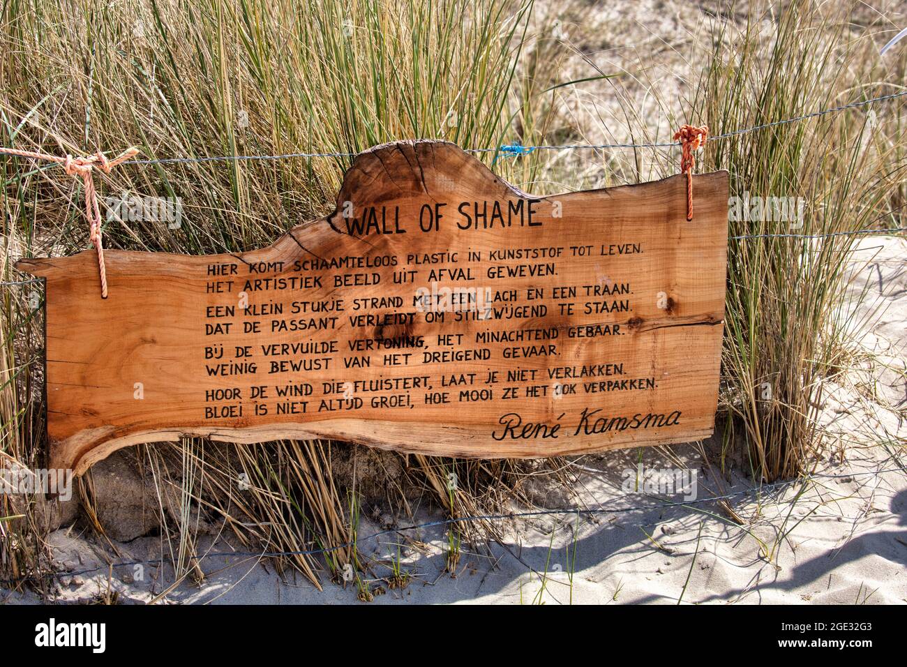 Pays-Bas. Petten. Le 'mur de la honte' à Petten est une galerie en plein air, conçue par Arnold Gronert. Il recueille tous les déchets sur environ 8 km de Banque D'Images