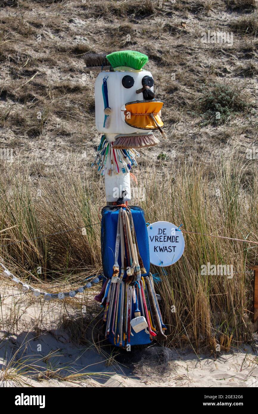Pays-Bas. Petten. Le 'mur de la honte' à Petten est une galerie en plein air, conçue par Arnold Gronert. Il recueille tous les déchets sur environ 8 km de Banque D'Images