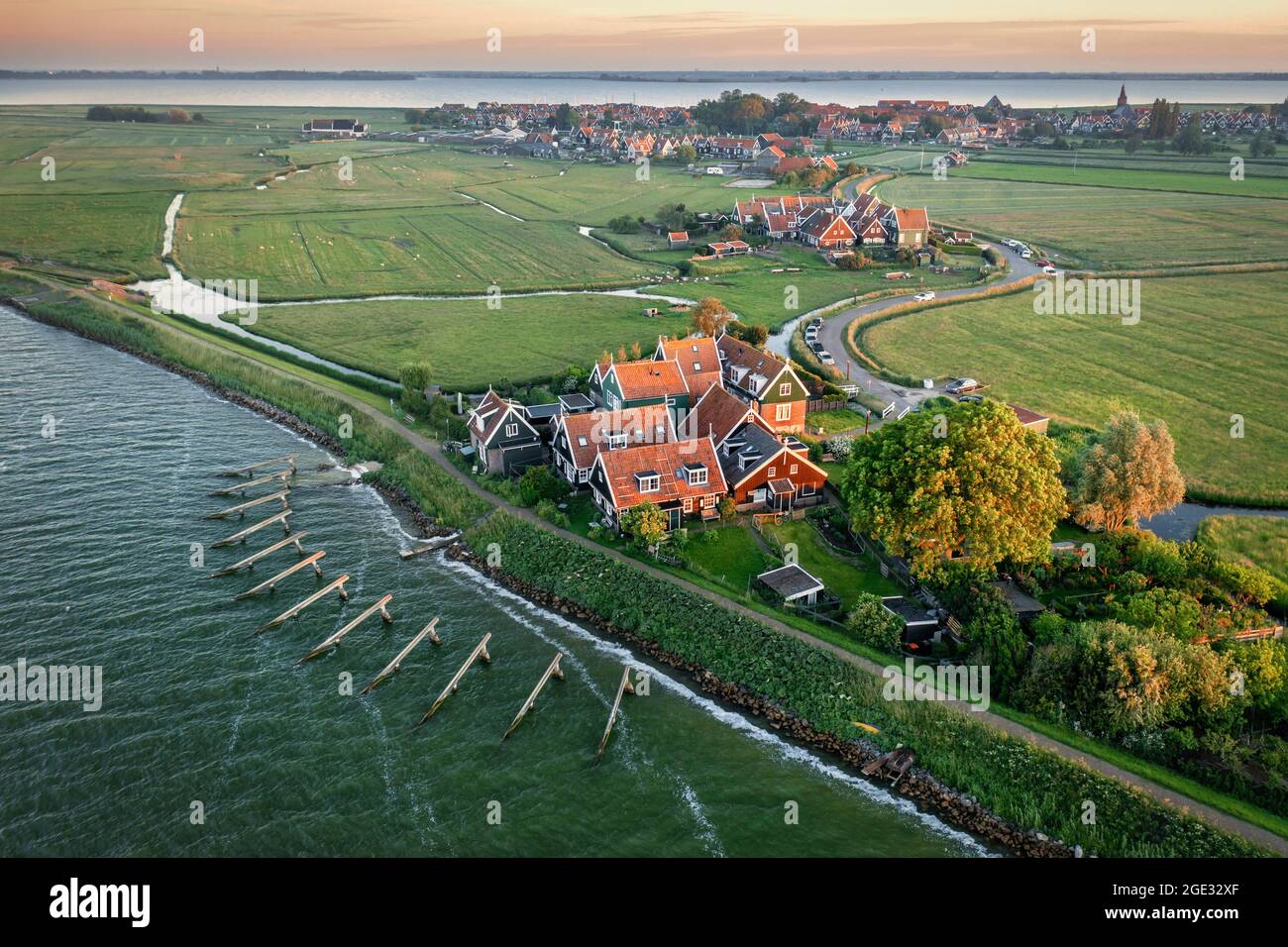 Pays-Bas, Marken, Hamlet Rozewerf. Antenne. Lever du soleil. Lac Markermeer. Banque D'Images