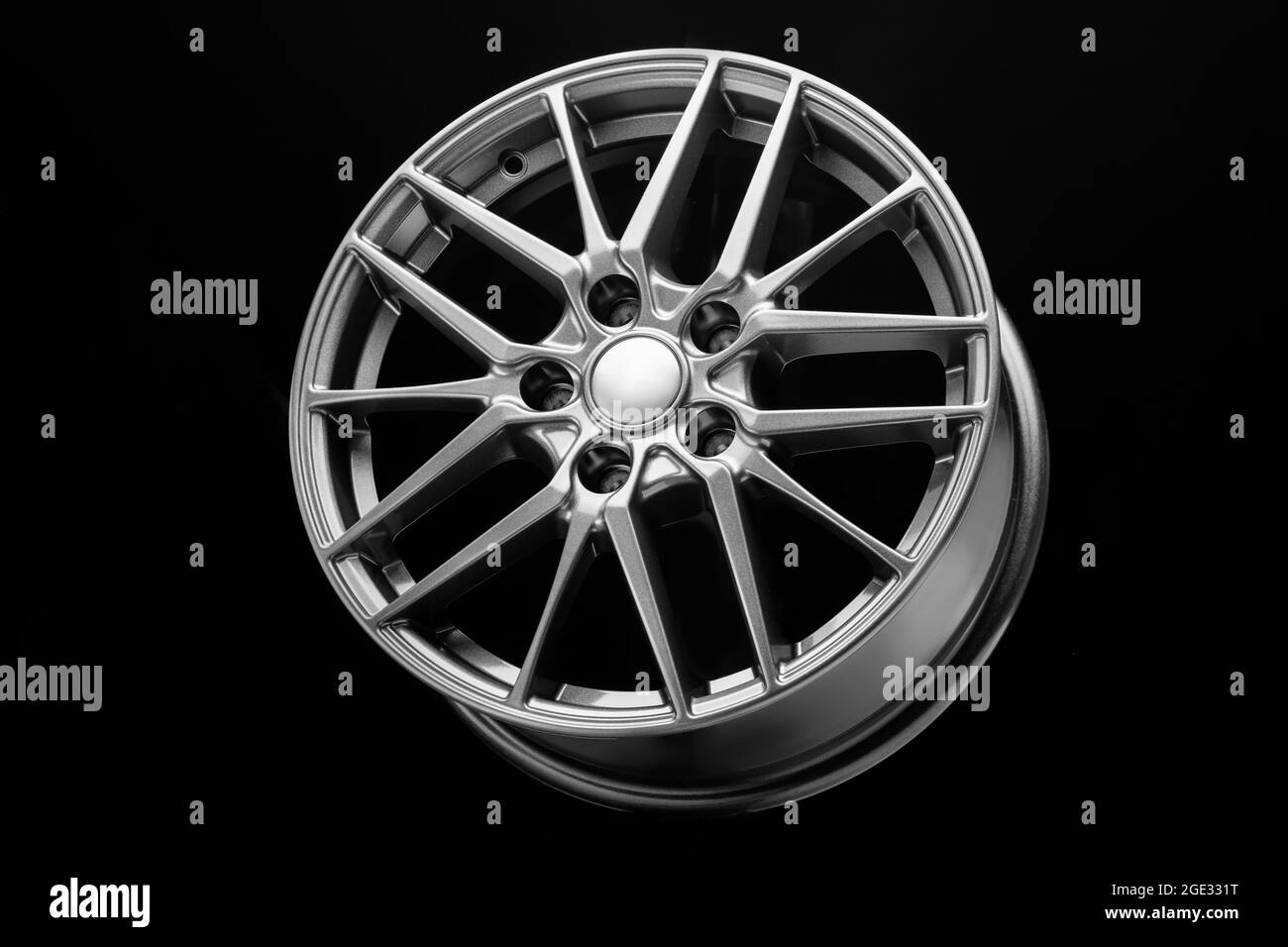 nouvelle roue, rayons et jante en alliage léger et sportif sur fond noir. Banque D'Images