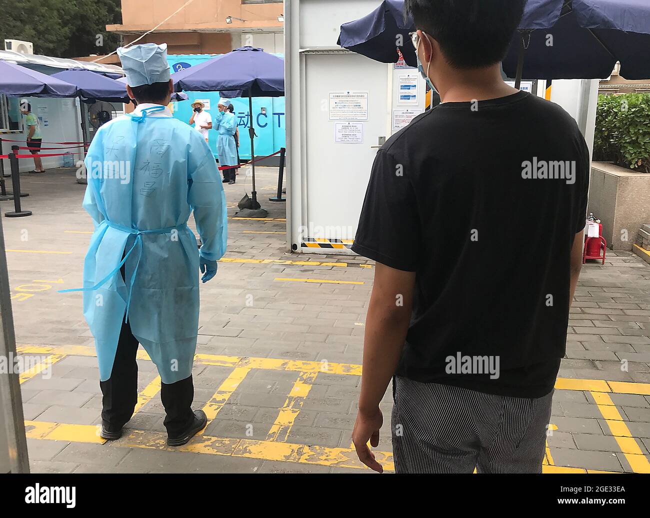 Pékin, Chine. 16 août 2021. Un homme chinois attend d'être testé pour Covid sur le site de tests de Covid d'un hôpital américain à Pékin, le lundi 16 août 2021. La Chine impose une fois de plus des mesures draconiennes à travers le pays pour localiser et éliminer la nouvelle variante delta du coronavirus alors que les Jeux olympiques d'hiver approchent rapidement du jour d'ouverture. Photo de Stephen Shaver/UPI crédit: UPI/Alay Live News Banque D'Images