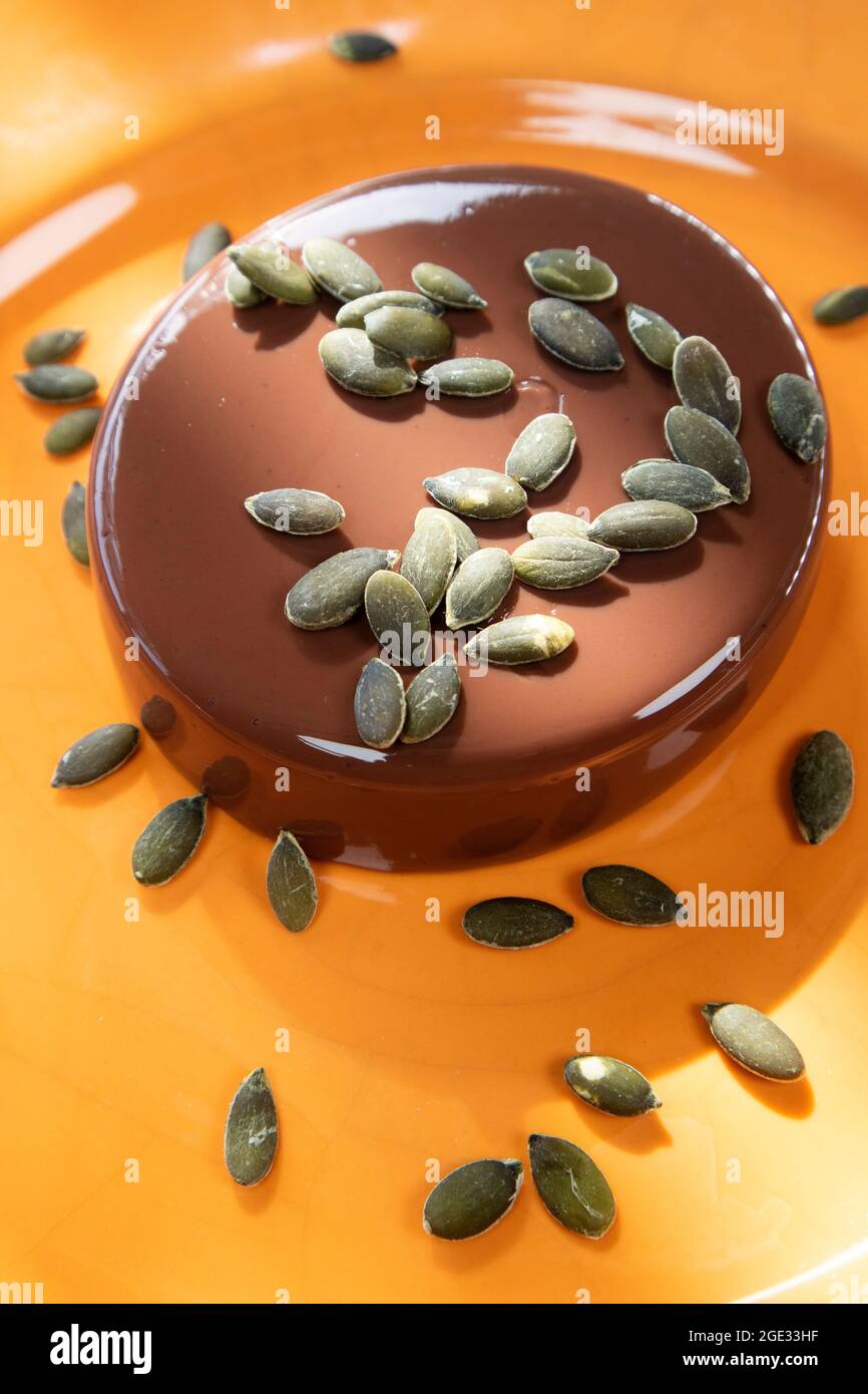 Présentation photographique d'un dessert végétalien, pudding au lait de soja,  au cacao et à la cassonade et aux graines de citrouille Photo Stock - Alamy