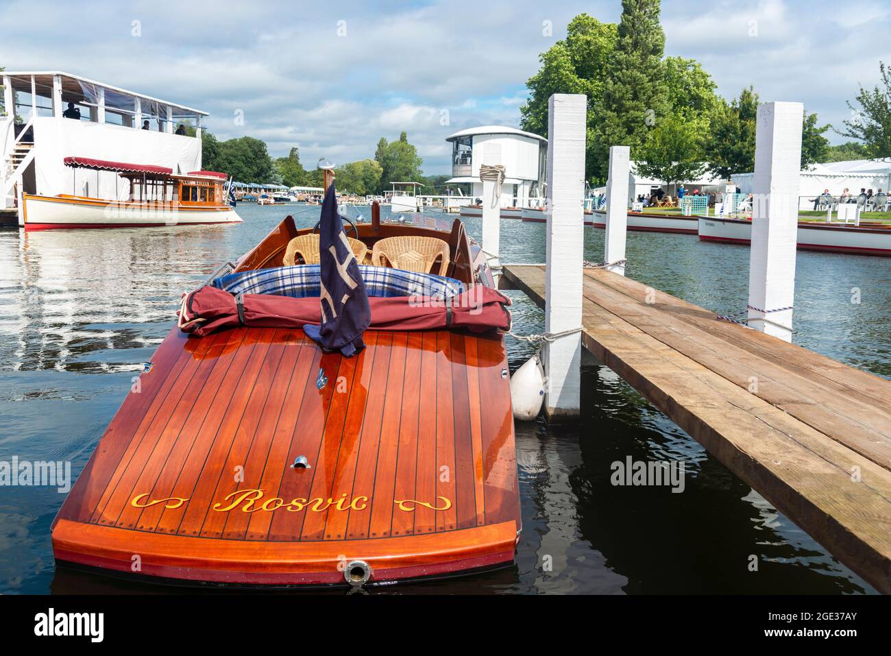 Le lancement traditionnel de la glisseur en bois « Rosvic » est amarré sur un ponton à la régate royale de Henley (régate d'aviron) de 2021, Henley-on-Thames, Oxon, Angleterre, Royaume-Uni Banque D'Images