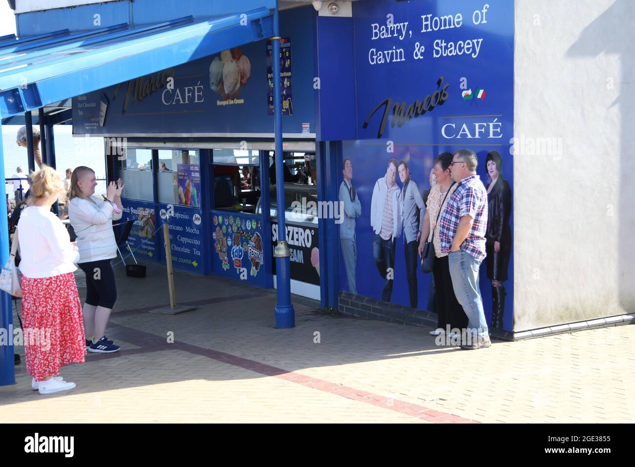 Touristes ayant pris des photos avec Gavin et Stacey à Marcos Cafe, Paget Road, Barry Island, South Wales, 2021 Banque D'Images