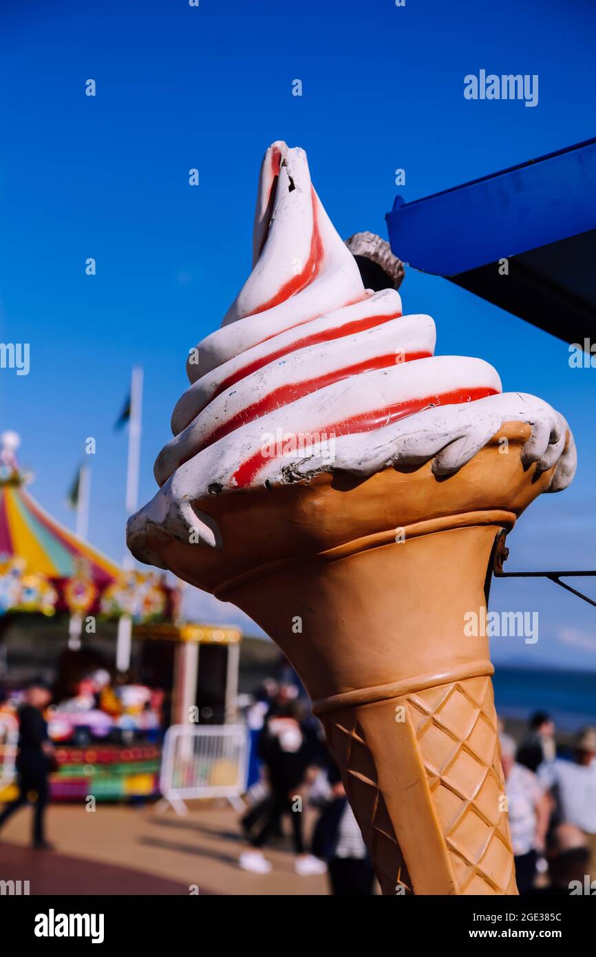 Glace géante, Marcos Cafe, Paget Road, Barry Island, pays de Galles du Sud, 2021 Banque D'Images