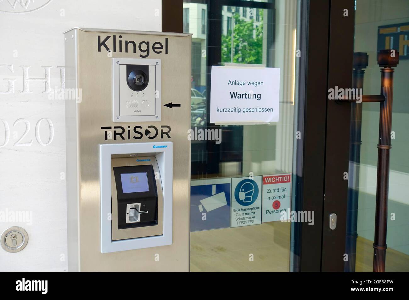 Trisor GmbH est un fournisseur national de systèmes de coffre-fort, qui sont ouverts pour les clients 24 heures sur 24, 7 jours sur 7, Berlin, Allemagne Banque D'Images Trisor GmbH est un fournisseur national de systèmes de coffre-fort, qui sont ouverts pour les clients 24 heures sur 24, 7 jours sur 7, Berlin, Allemagne Banque D'Images