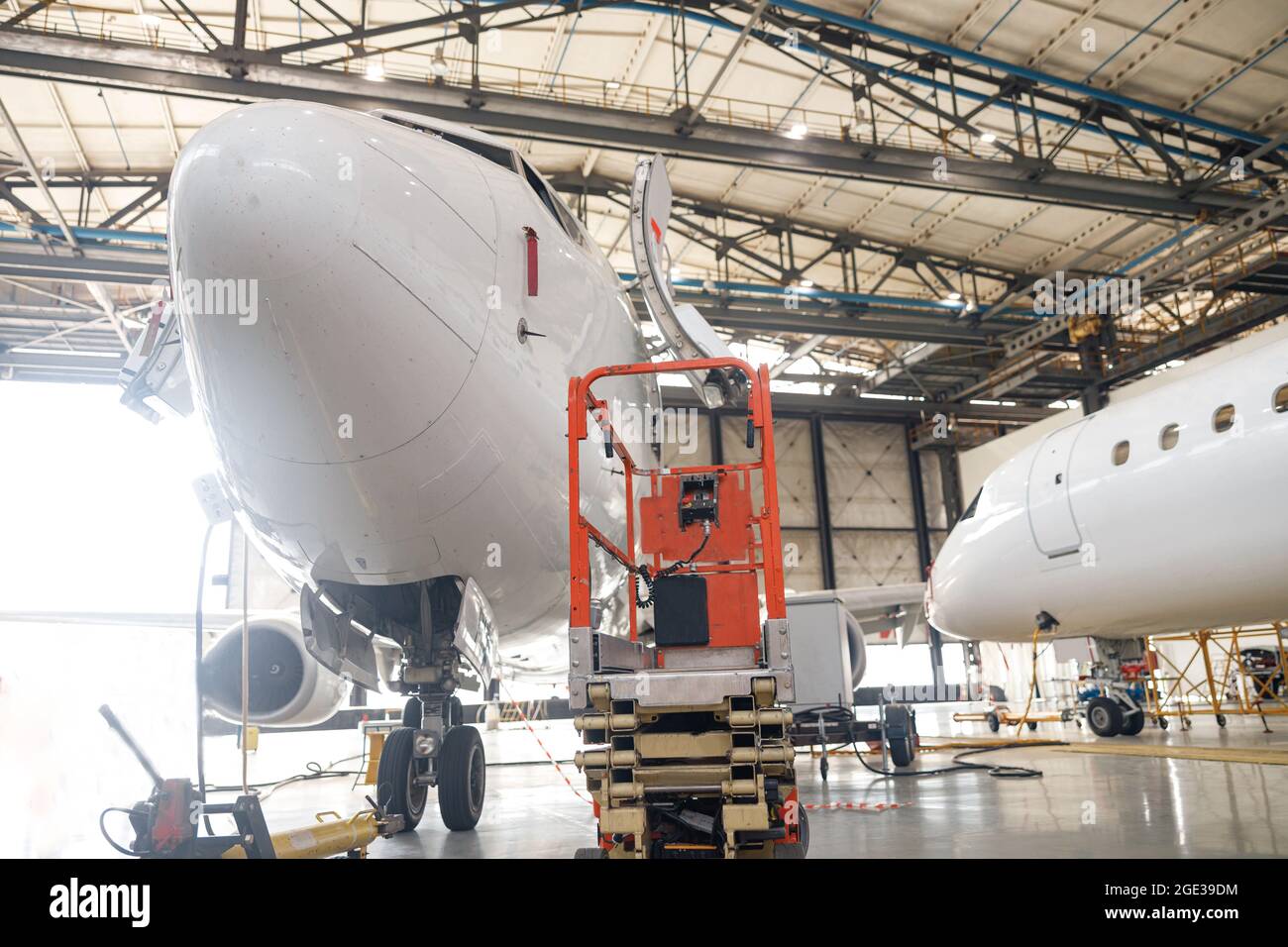 Avion de passagers moderne sur l'entretien de réparation vérifier dans le hangar de l'aéroport à l'intérieur Banque D'Images