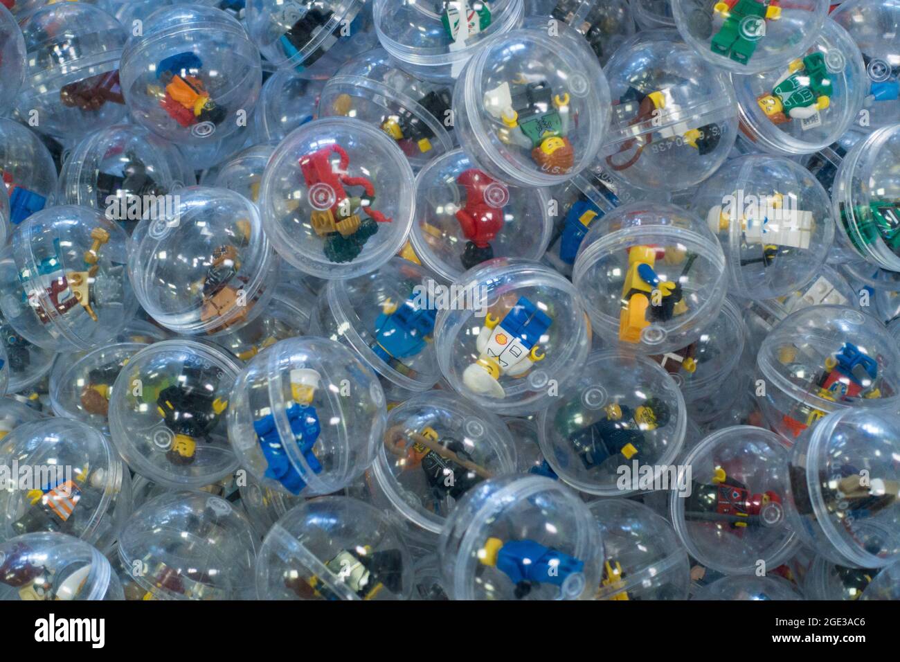 Figurines LEGO en balles transparentes à vendre en magasin Photo Stock