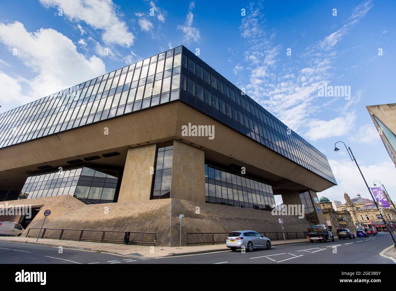 Halifax (précédemment connue sous le nom de Halifax Building Society et connue en commun sous le nom de Halifax) est une marque bancaire britannique opérant sous le nom de Bank of Scotland, elle-même filiale à 100 % de Lloyds Banking Group. Il porte le nom de la ville de Halifax, dans le West Yorkshire, où il a été fondé en 1853 comme société de construction. En 1913, elle s'était développée en la plus grande société de construction du Royaume-Uni et a continué de croître et de prospérer et a maintenu cette position au Royaume-Uni jusqu'en 1997, lorsqu'elle s'est démutualisée. Banque D'Images