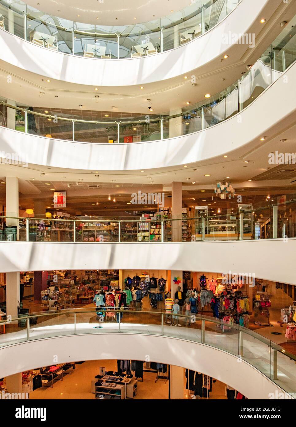 Grand magasin Peter Jones à Sloane Square Londres ; vue depuis l'escalier roulant des différents étages du magasin haut de gamme Banque D'Images