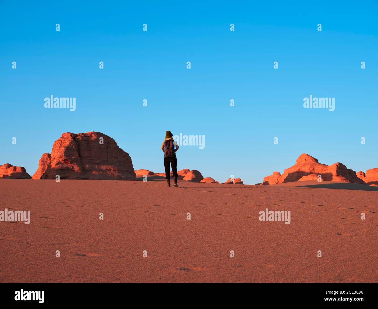 vue arrière de la femme asiatique qui marche dans le parc géologique national près de dunhuang, province de gansu, chine Banque D'Images vue arrière de la femme asiatique qui marche dans le parc géologique national près de dunhuang, province de gansu, chine Banque D'Images
