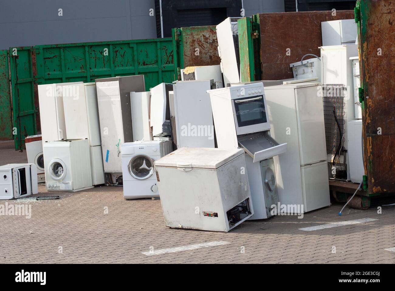 Anciens appareils électriques, lave-linge dans un récipient. DÉCHETS ÉLECTRONIQUES. Banque D'Images