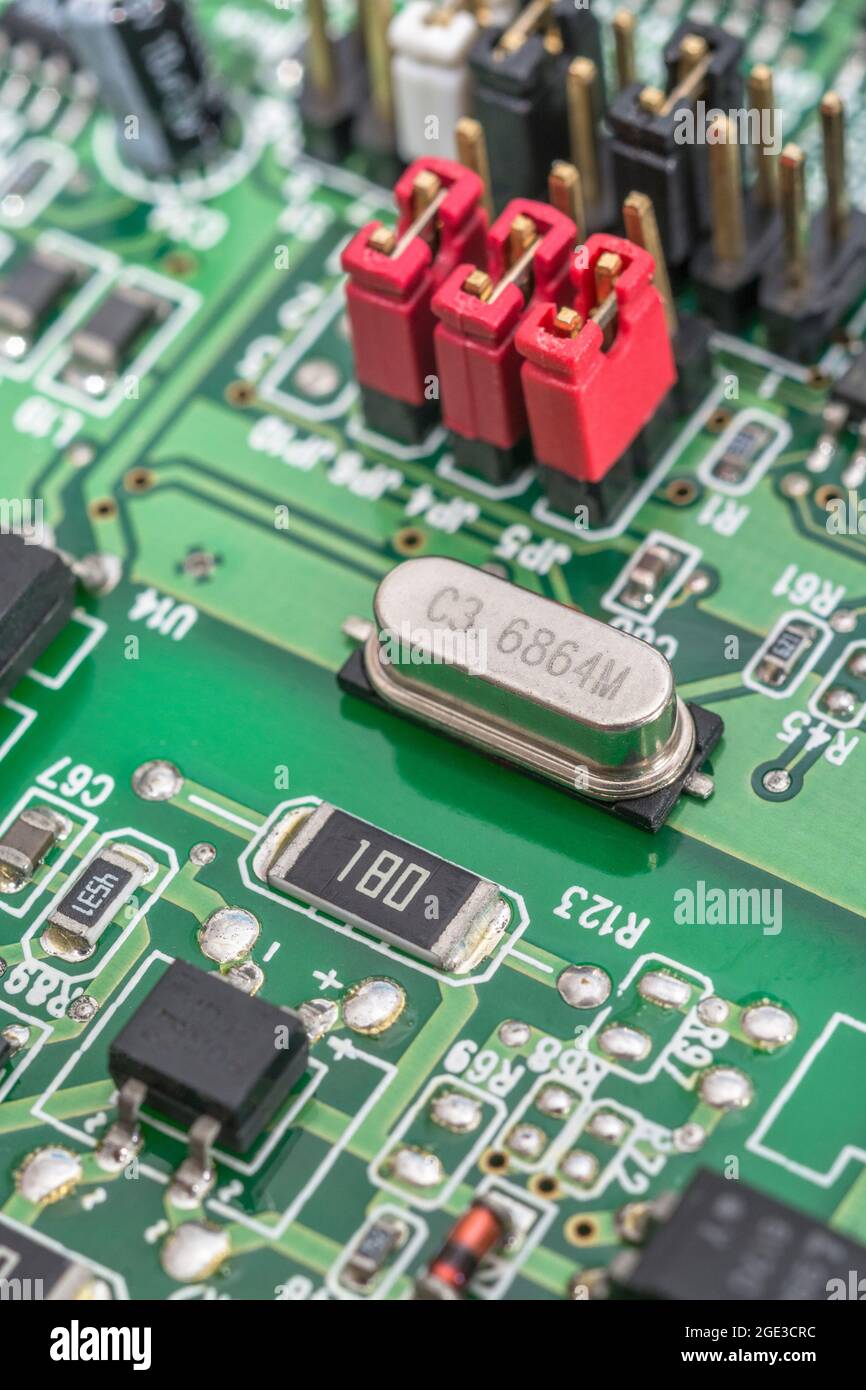 Résonateur oscillateur quartz sur circuit imprimé. Les oscillateurs fournissent un « battement de cœur » électrique aux autres composants d'un système électrique. Banque D'Images